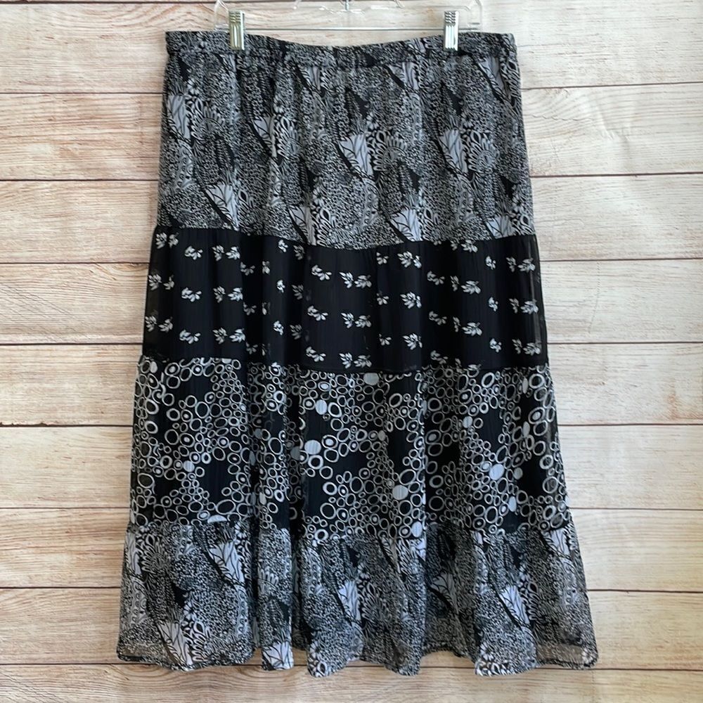 CHOICES WOMAN MODEST‎ MAXI SKIRT IN BLACK AND WHITE PRINT